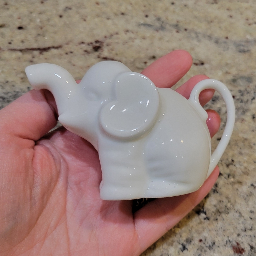 Two's Company Mini Elephant Creamer 1U2